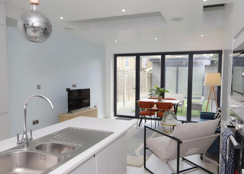 Stylish Flat With Garden, Close To Londra