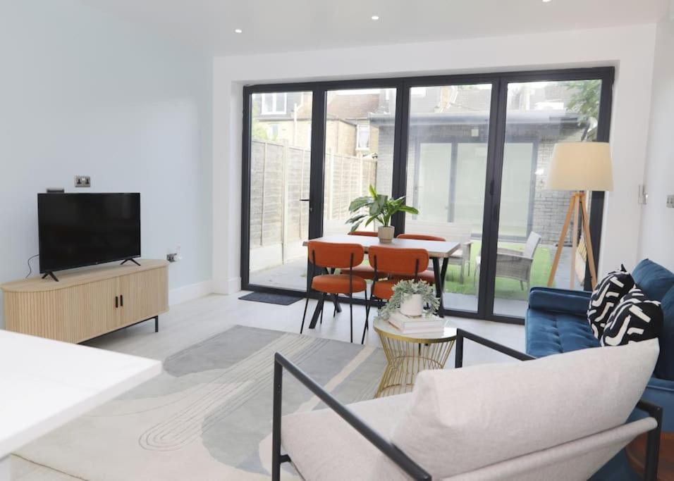 Stylish Flat With Garden, Close To Apartament Londra